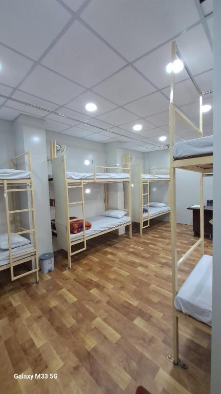 Postel nebo postele na pokoji v ubytování Maa Sheetala Dormitory