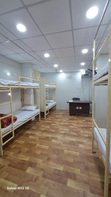 Postel nebo postele na pokoji v ubytování Maa Sheetala Dormitory