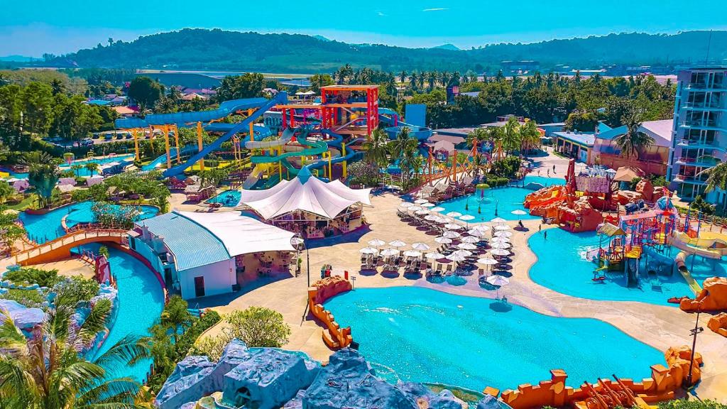 Bazén v ubytování Splash Beach Resort, Maikhao Phuket nebo v jeho okolí