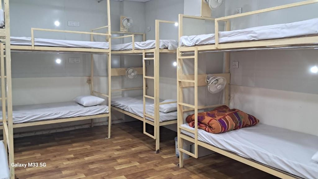 Postel nebo postele na pokoji v ubytování Maa Sheetala Dormitory