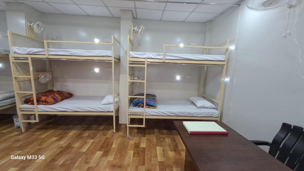 Postel nebo postele na pokoji v ubytování Maa Sheetala Dormitory