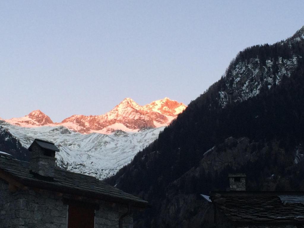 Vista generica sulle montagne o vista sulle montagne dall'interno dell'affittacamere