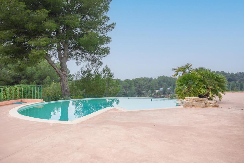 an empty swimming pool with a ramp in a park at Appartement Grande Terrasse Vue Mer in Saint-Raphaël