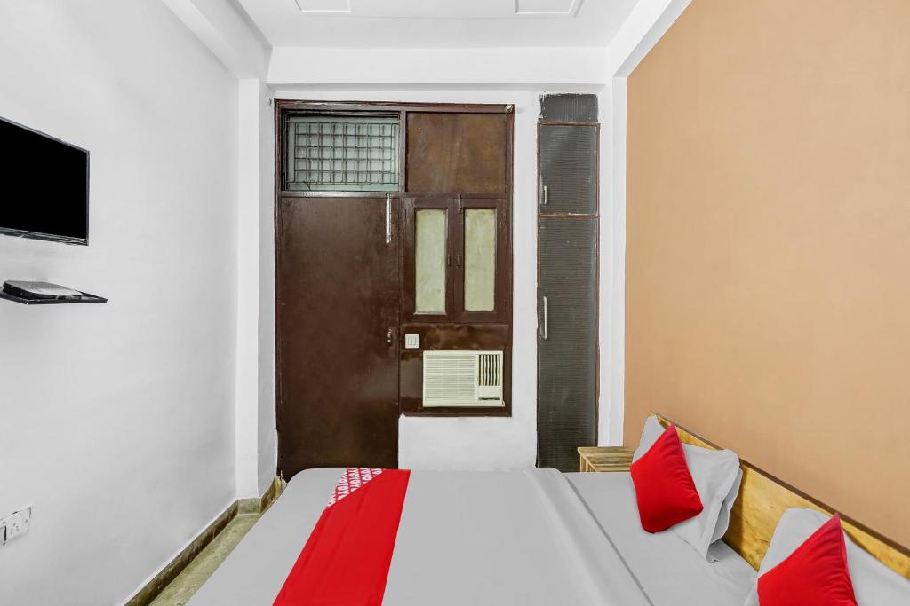 Postel nebo postele na pokoji v ubytování Super Hotel O Satguru Residency