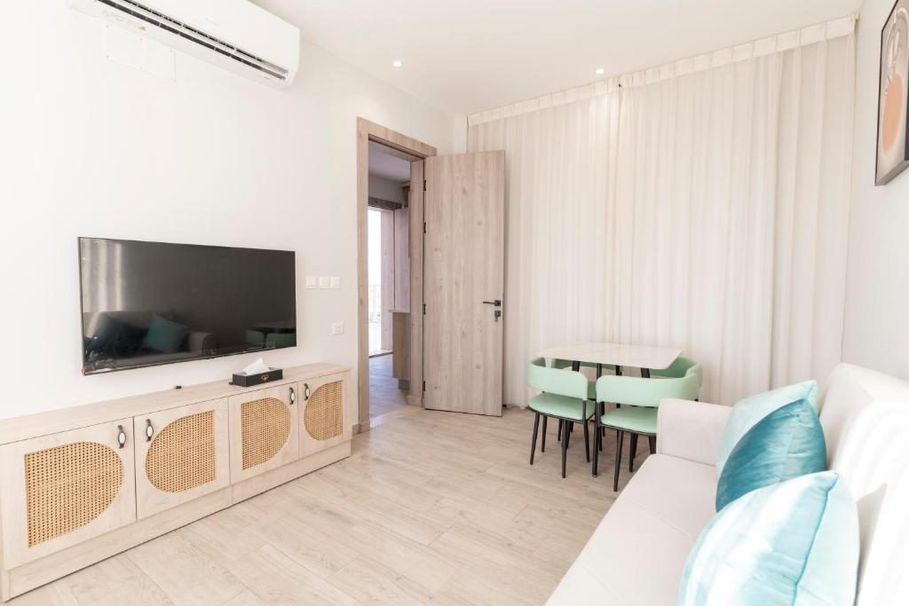 TV a/nebo společenská místnost v ubytování Diamond Palm Hotel & Resort