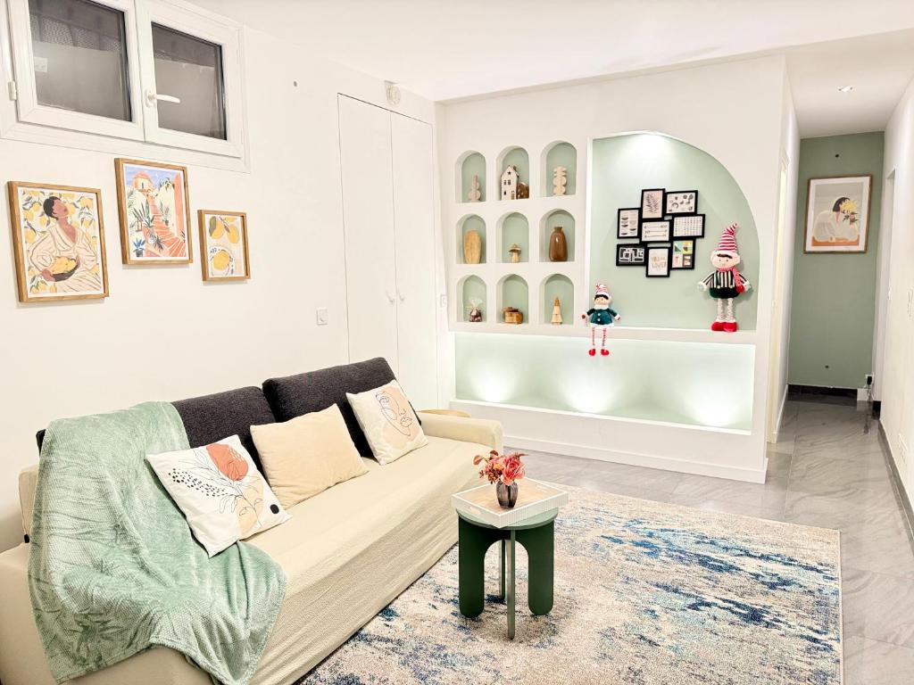 una sala de estar con un sofá y una mesa en Cozy apartment with garden, en Vitry-sur-Seine