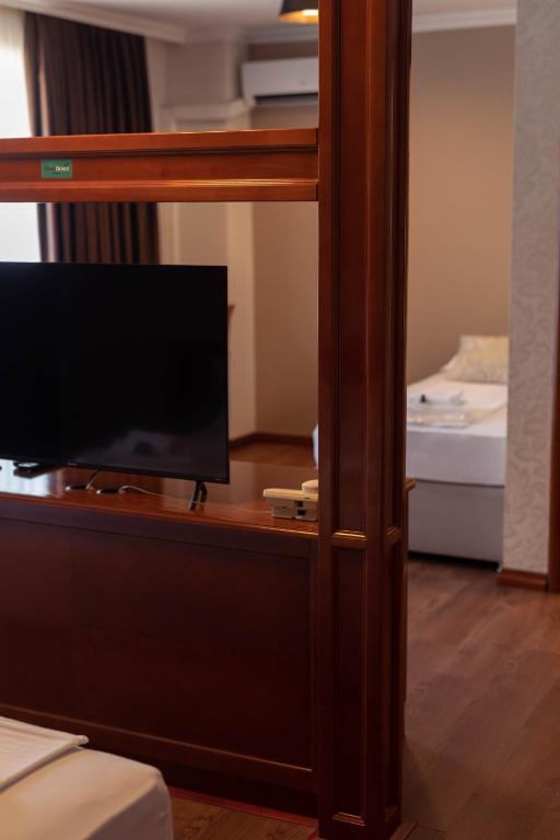 TV in/ali zabaviščno središče v nastanitvi Hotel Bristol