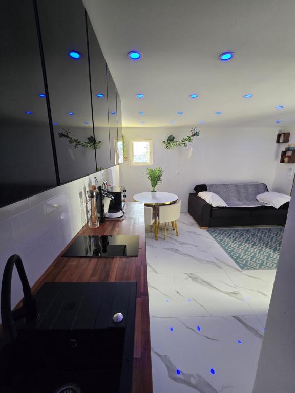 un salon avec un canapé et une table dans l'établissement LoVe 1, au Cap d'Agde