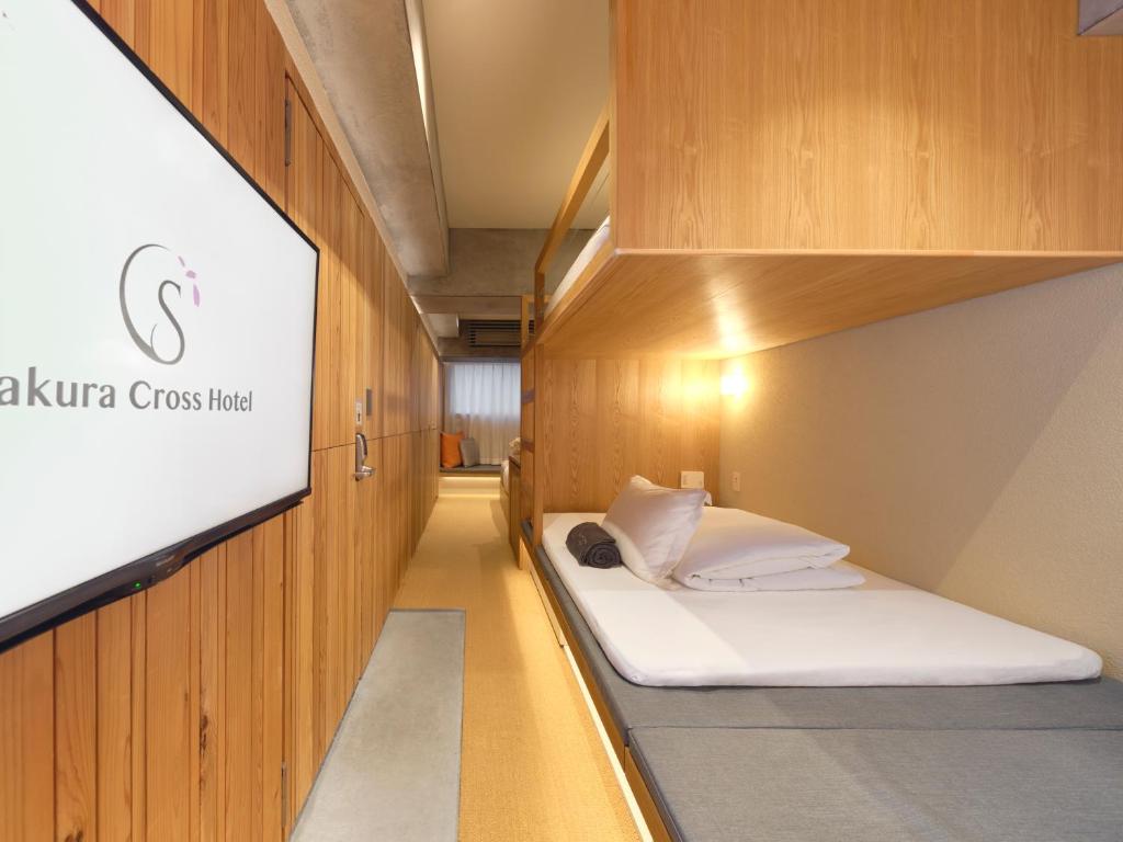 Postel nebo postele na pokoji v ubytování Sakura Cross Hotel Tokyo Kayabacho