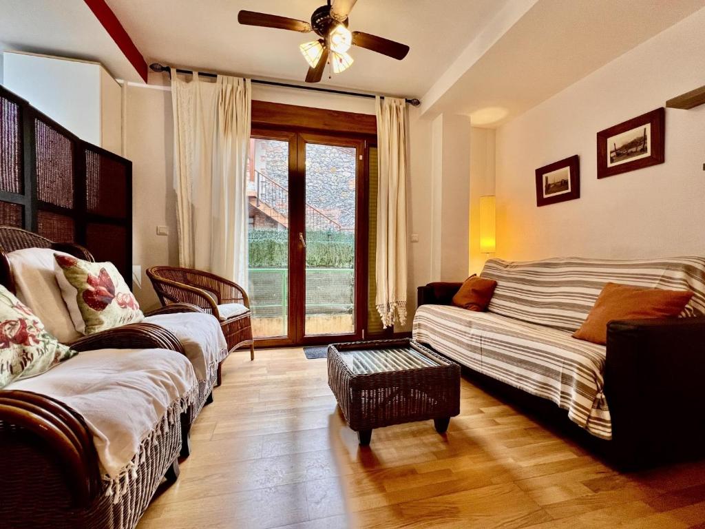 sala de estar con 2 sofás y sofá en Apartamento Las Gaviotas, en Comillas