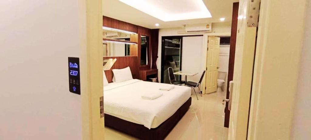 เตียงในห้องที่ B-your home Hotel Don Mueang Airport Bangkok