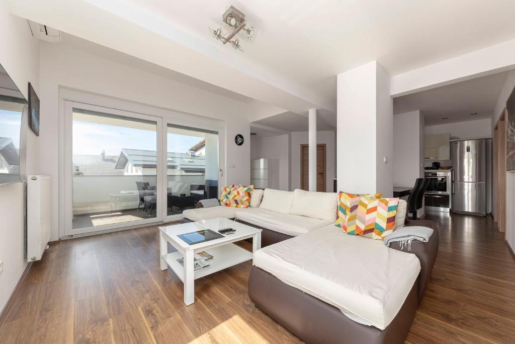 un salon avec un canapé et une table dans l'établissement Frida's Place Ljubljana, à Ljubljana