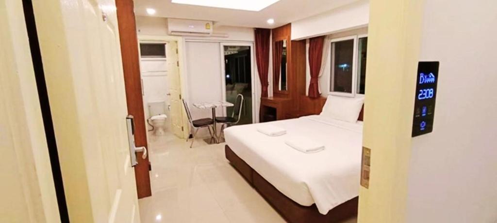 เตียงในห้องที่ B-your home Hotel Don Mueang Airport Bangkok