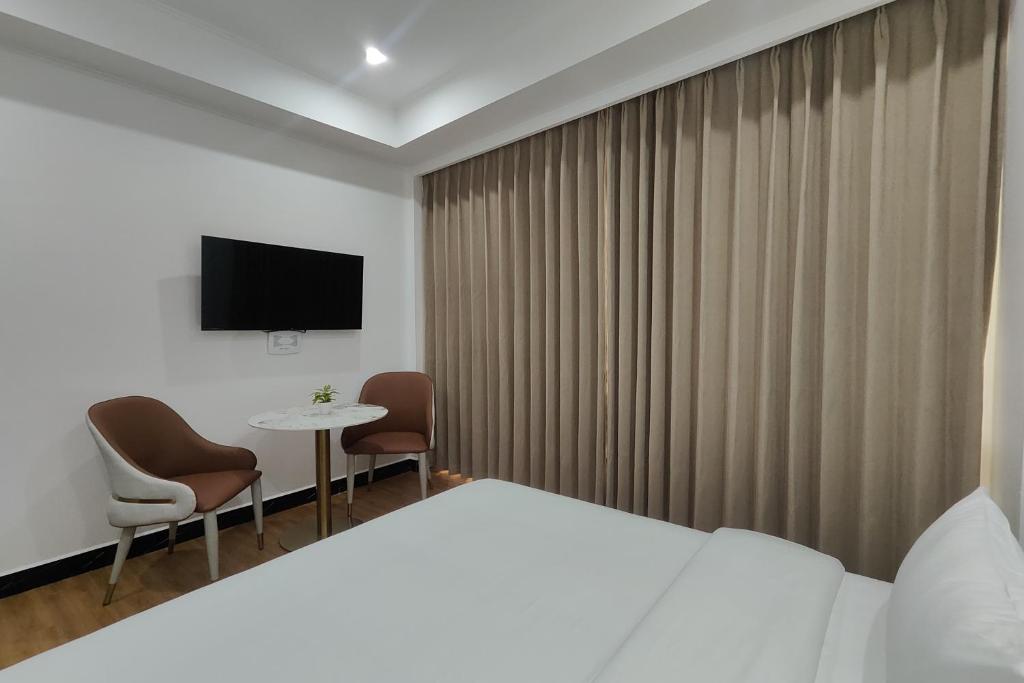 TV a/nebo společenská místnost v ubytování Mactan Grand Golden Hotel near Airport