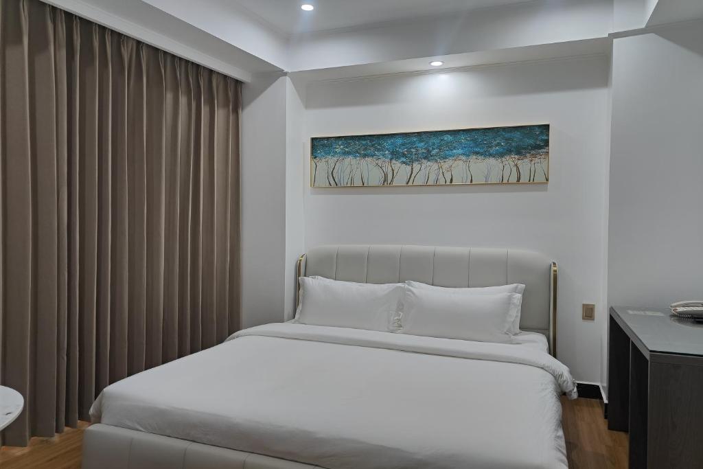 Postel nebo postele na pokoji v ubytování Mactan Grand Golden Hotel near Airport