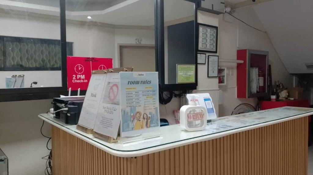 un mostrador en una clínica con un farmacéutico cista en P3k suites barkada family room, en Manila