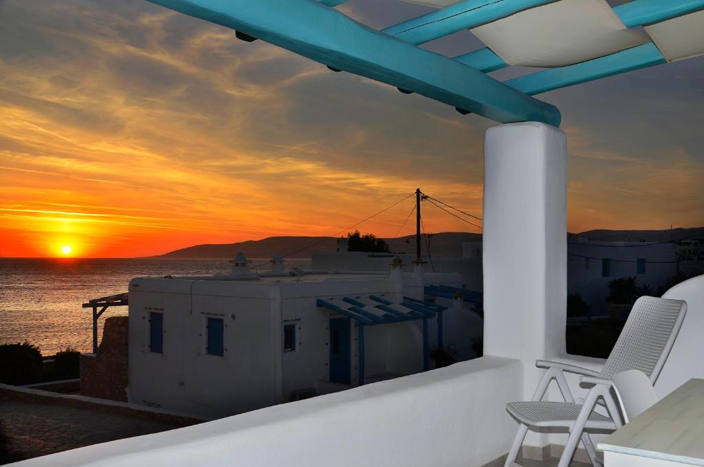 a sunset from the balcony of a house at Sohoro in Koufonisia