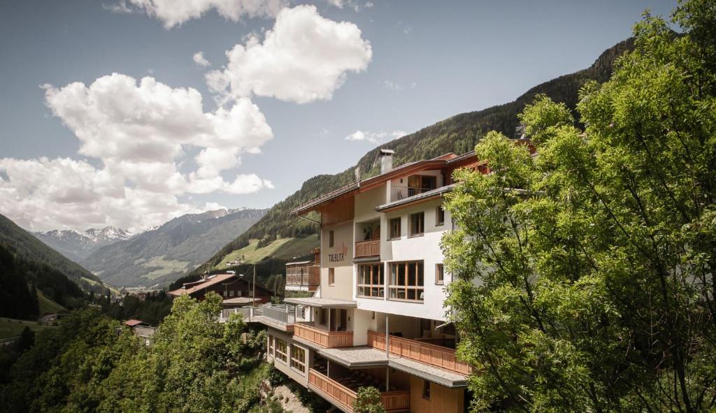 Nespecifikovaný výhled na hory nebo výhled na hory při pohledu z hotelu