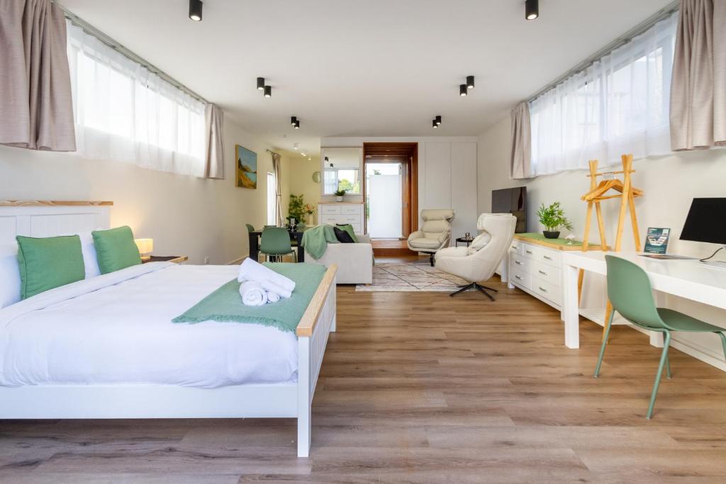 Luxury King studio with spa and private carpark - Resim 1