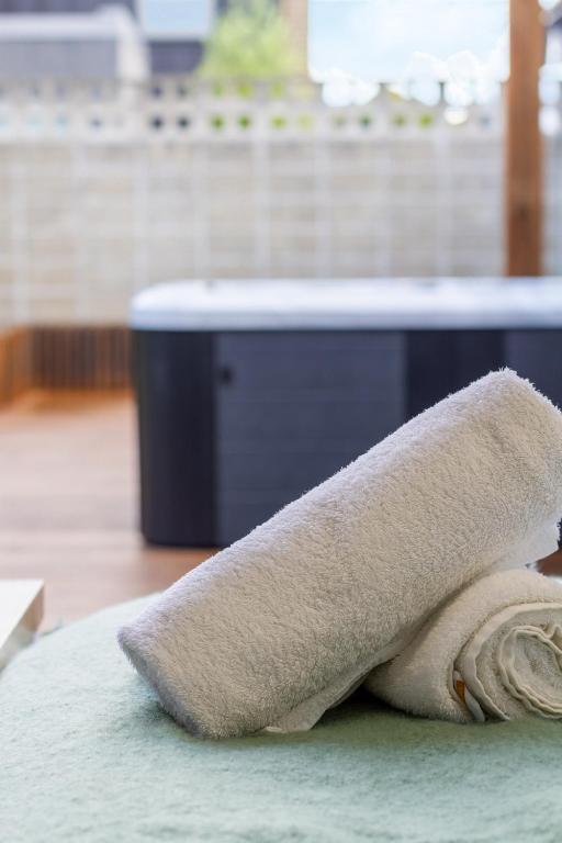 Luxury King studio with spa and private carpark - Resim 21