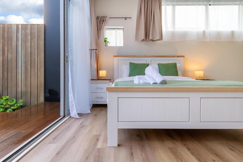 Luxury King studio with spa and private carpark - Resim 17