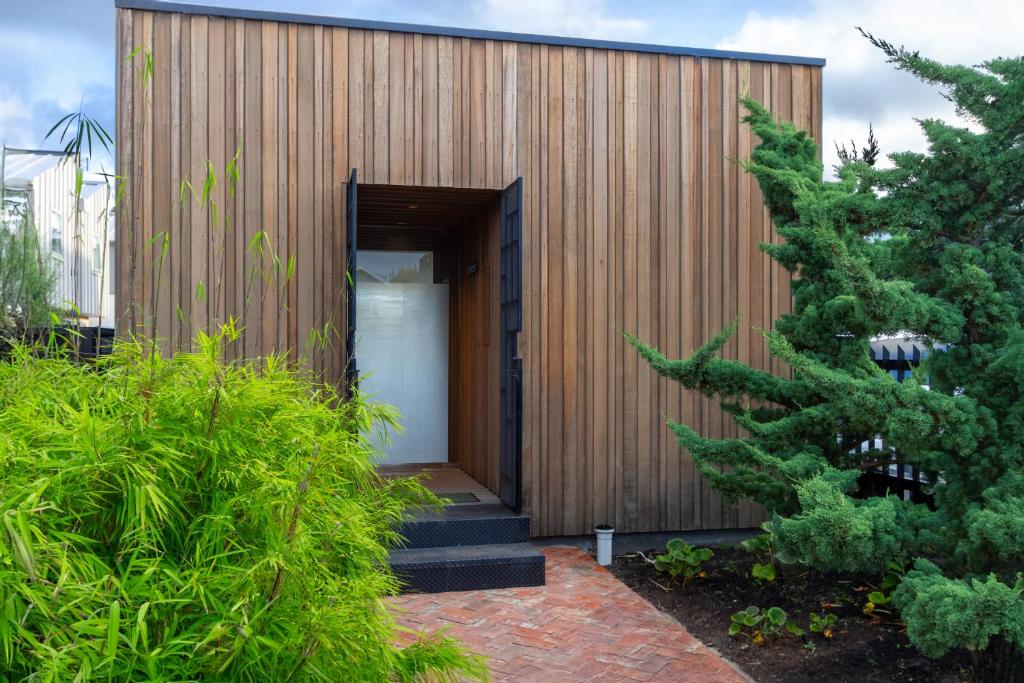 Luxury King studio with spa and private carpark - Resim 23