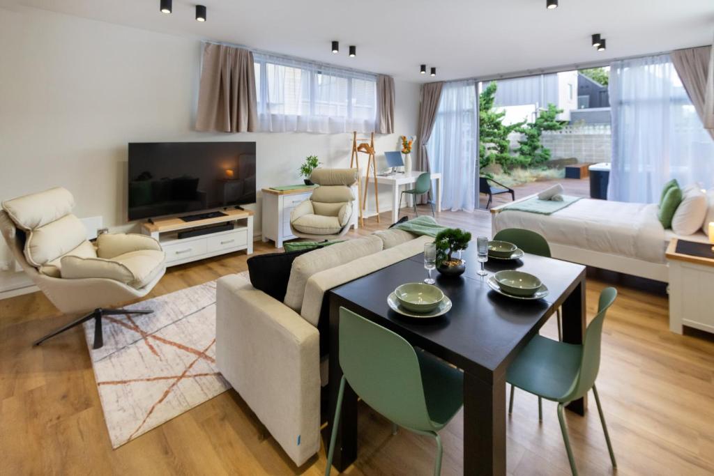 Luxury King studio with spa and private carpark - Resim 5