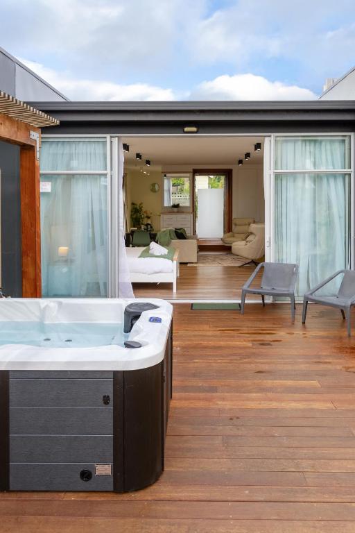 Luxury King studio with spa and private carpark - Resim 11