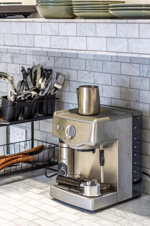 Luxury King studio with spa and private carpark - Resim 20