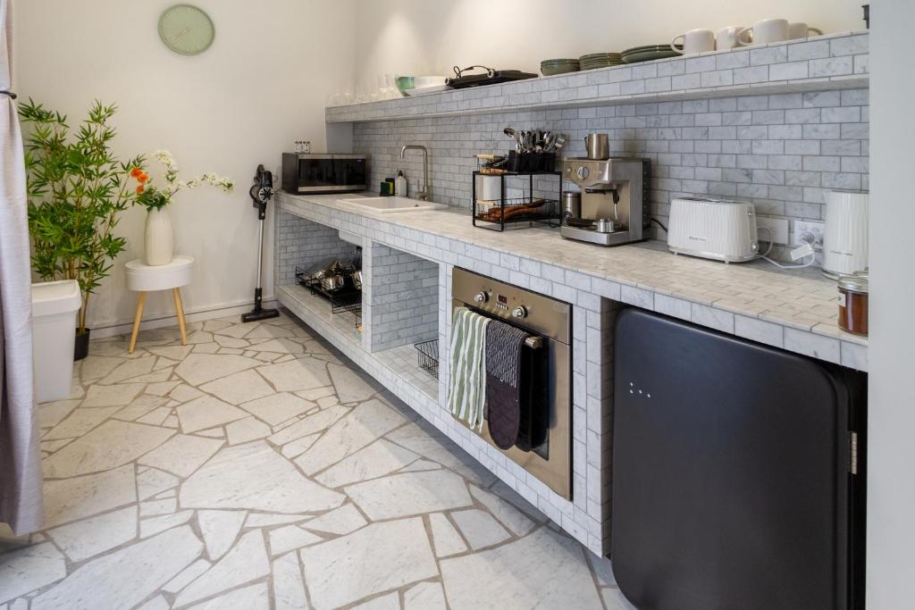 Luxury King studio with spa and private carpark - Resim 10