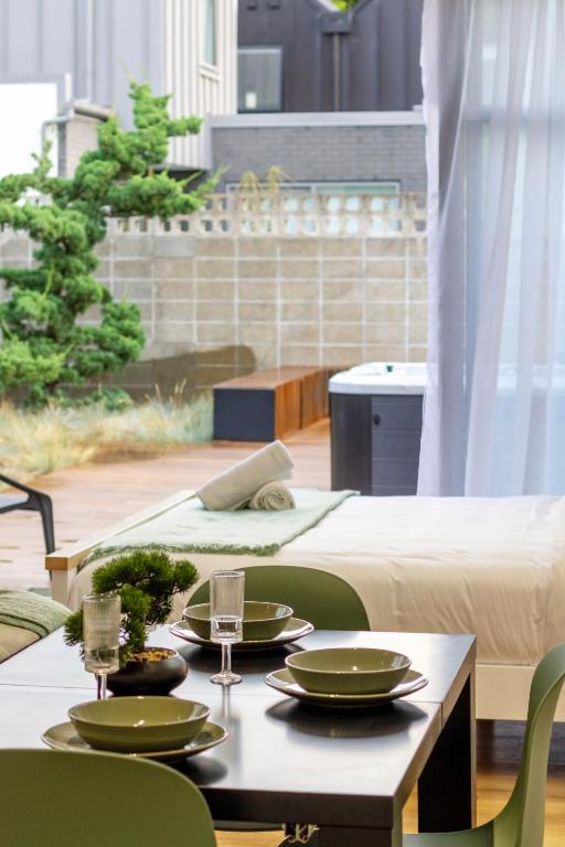 Luxury King studio with spa and private carpark - Resim 4