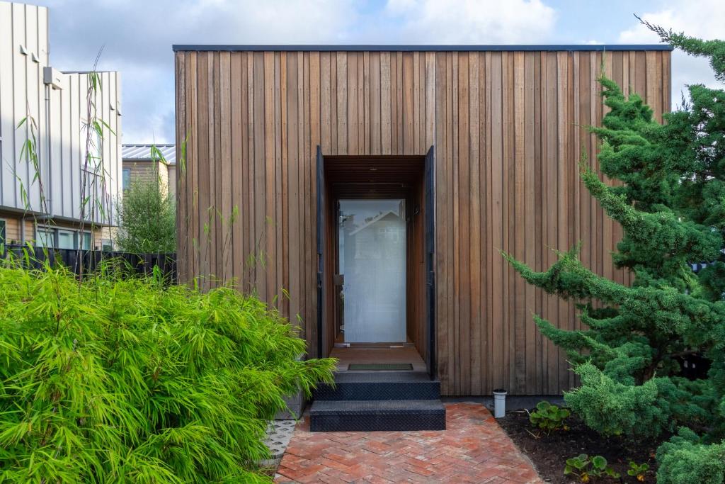 Luxury King studio with spa and private carpark - Resim 27