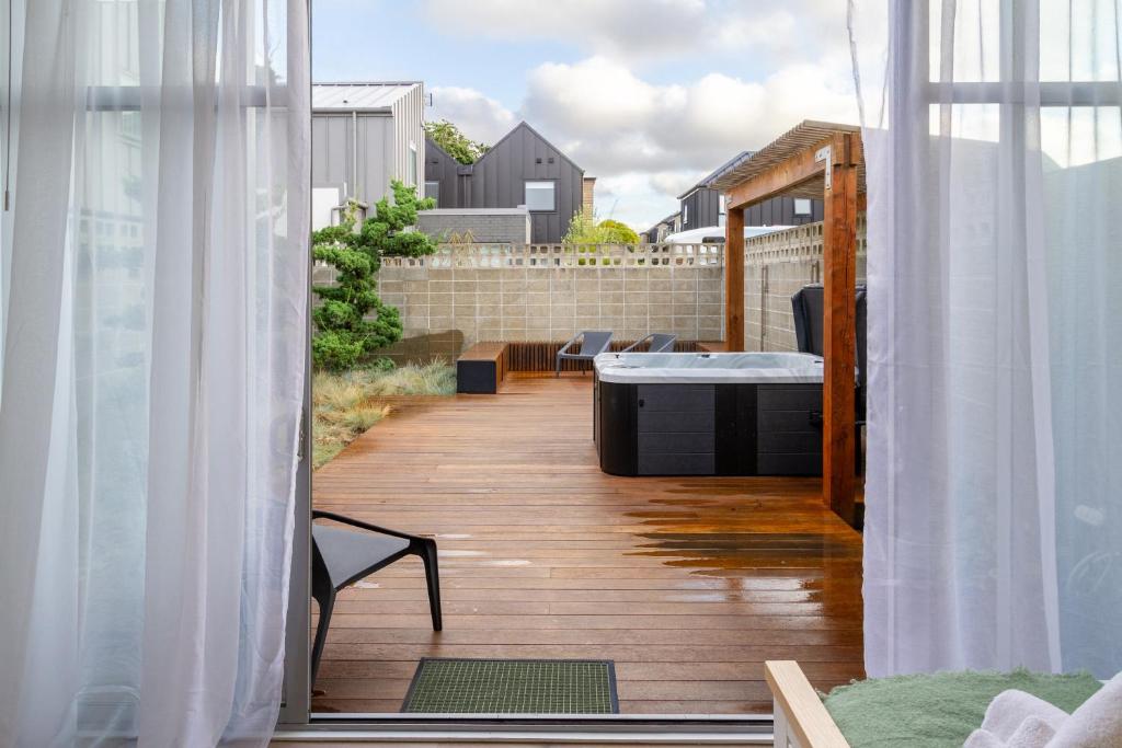 Luxury King studio with spa and private carpark - Resim 28