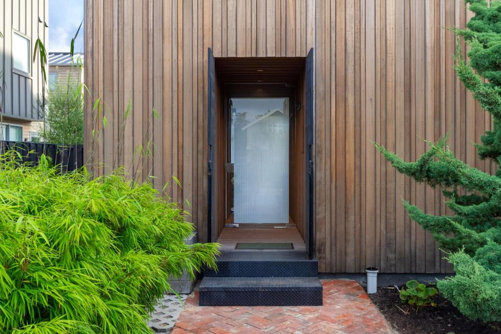 Luxury King studio with spa and private carpark - Resim 29