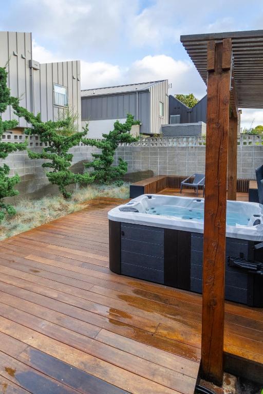 Luxury King studio with spa and private carpark - Resim 30