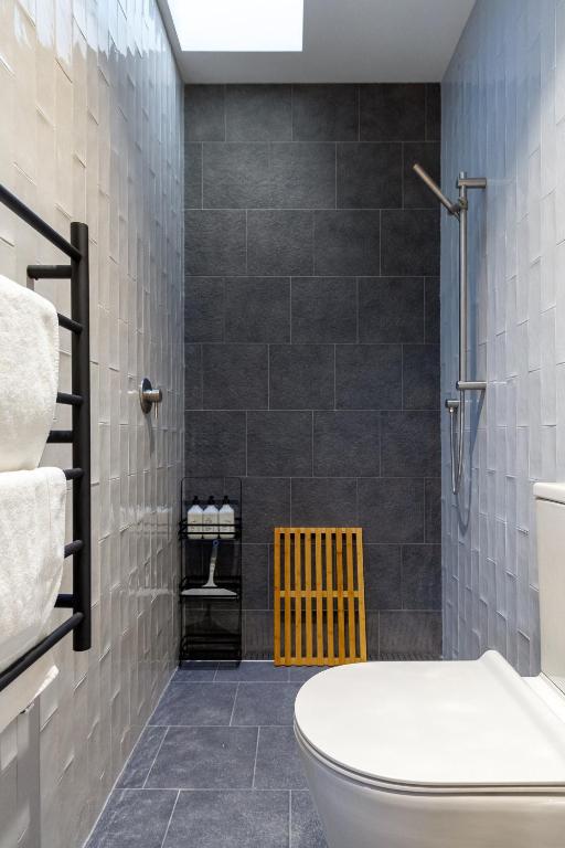 Luxury King studio with spa and private carpark - Resim 3