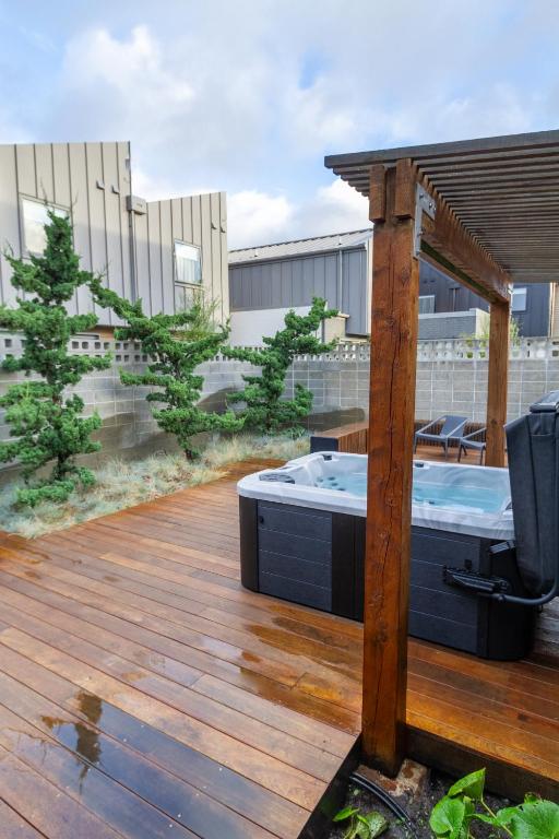 Luxury King studio with spa and private carpark - Resim 31