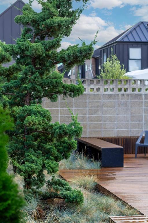 Luxury King studio with spa and private carpark - Resim 32