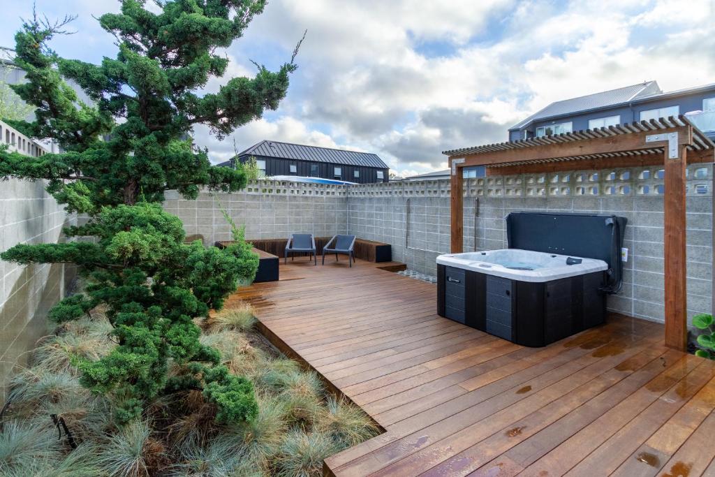 Luxury King studio with spa and private carpark - Resim 33