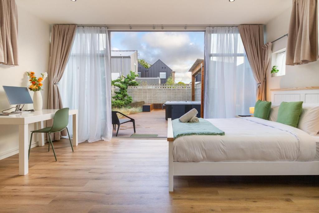 Luxury King studio with spa and private carpark - Resim 2