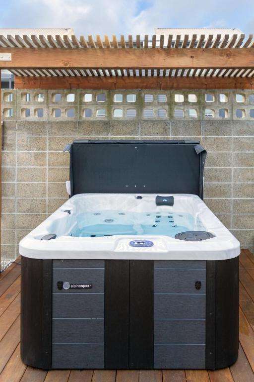 Luxury King studio with spa and private carpark - Resim 34