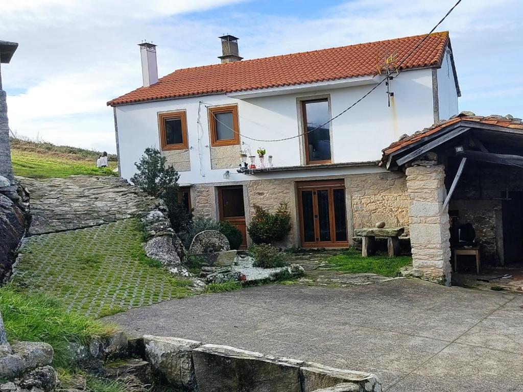 a white house with a pathway in front of it at A Vixía do Roncudo in Corme-Puerto
