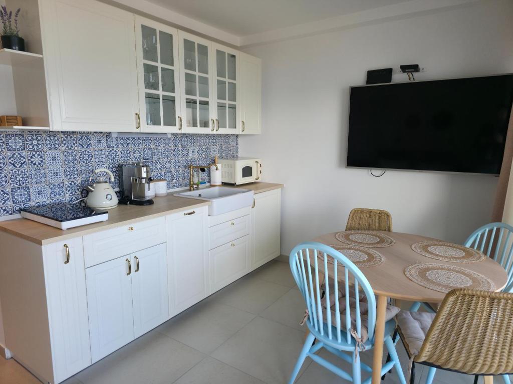 Sun and Sea Deluxe Apartments - 12