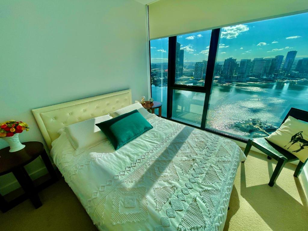 Postel nebo postele na pokoji v ubytování Yarra Accommodation-Private apartments-Collins Wharf Waterfront, Docklands