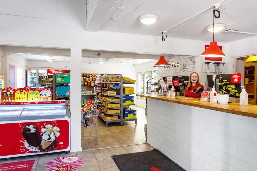 Supermarket nebo jiné obchody v  kempu nebo okolí