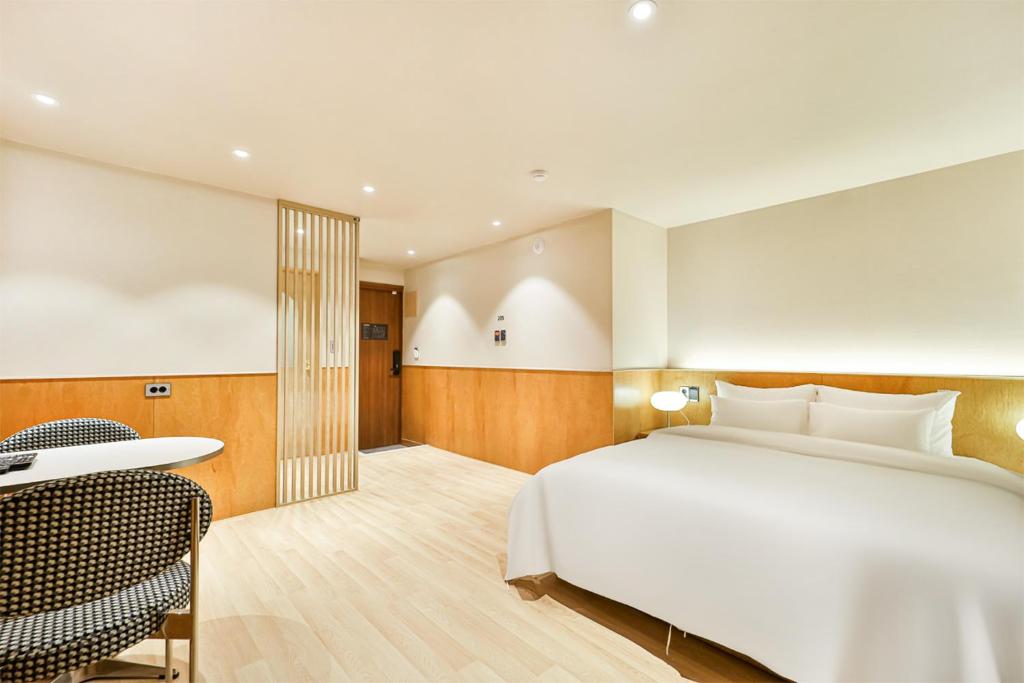 Postel nebo postele na pokoji v ubytování Gyeongju Coolstay hotel