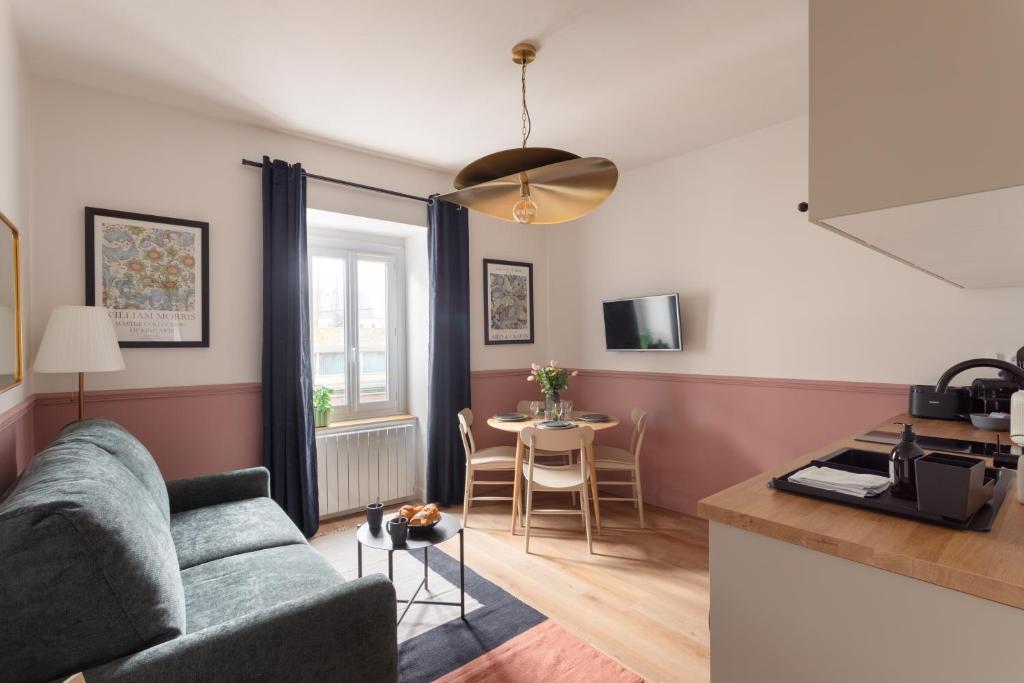 un salon avec un canapé et une table dans l'établissement L'Ar Zénith - à 5min de l'Intra-Muros, à Saint-Malo