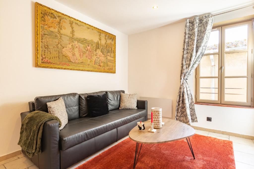 ベジエにあるSpacieux appartement en plein cœur de Beziers 2のソファとテーブルのあるリビングルーム
