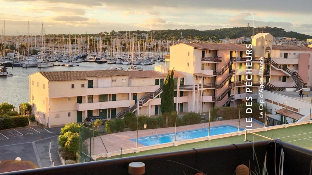 - une vue sur un port de plaisance avec des bateaux dans l'établissement L'attrape rêves du Cap d agde, au Cap d'Agde