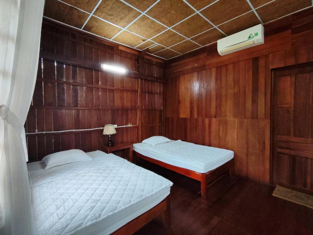 Postel nebo postele na pokoji v ubytování Rooster Mekong Resort